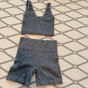 Colsie Gray Textured Fabric workout set